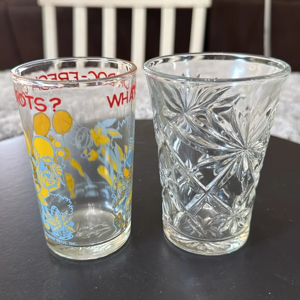 Vintage 1974 Warner Bros. Welchs Jelly Juice Glass featuring Bugs Bunny Cartoon‎